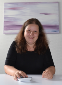 Steuerberaterin Corinne Sauer im Büro der Steuerkanzlei Sauer in Leipzig Eutritzsch